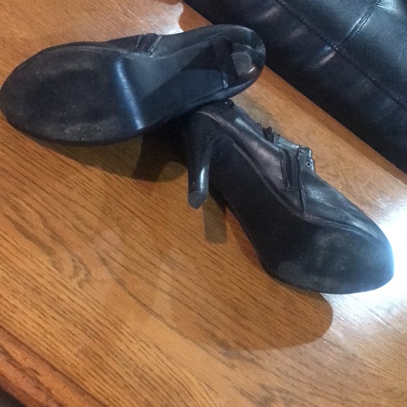 2/14$!Sz8 Black low cut high heel booties w/buckle & rivet detailing @cuff EUC - Picture 4 of 6